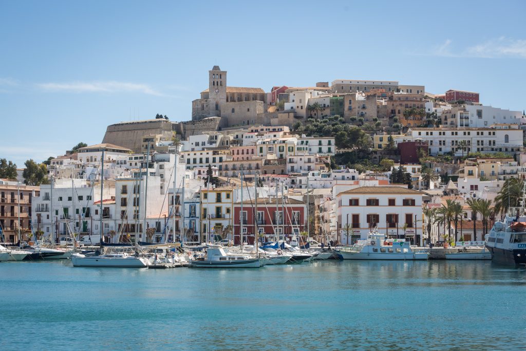 puerto en ibiza representacion turistica